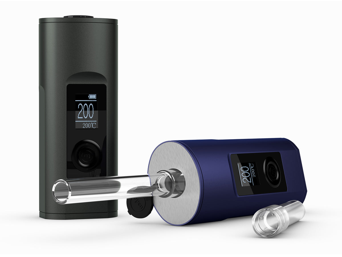 Blauer und schwarzer Arizer Solo 2 mit Zubehör – Komplettset mit Glasmundstücken, Wasserfilter-Adapter und weiterem Zubehör für vielseitige Nutzung.