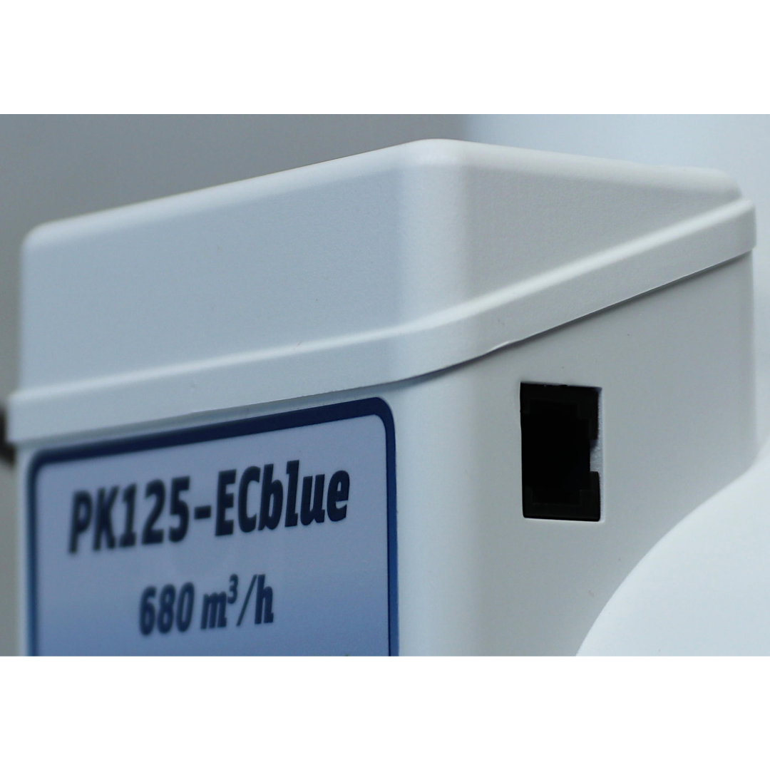 Detailaufnahme des RJ45-Anschlusses am Prima Klima PK125ECblue Ventilator mit 680 m³/h, ermöglicht einfache Steuerung über Controller.