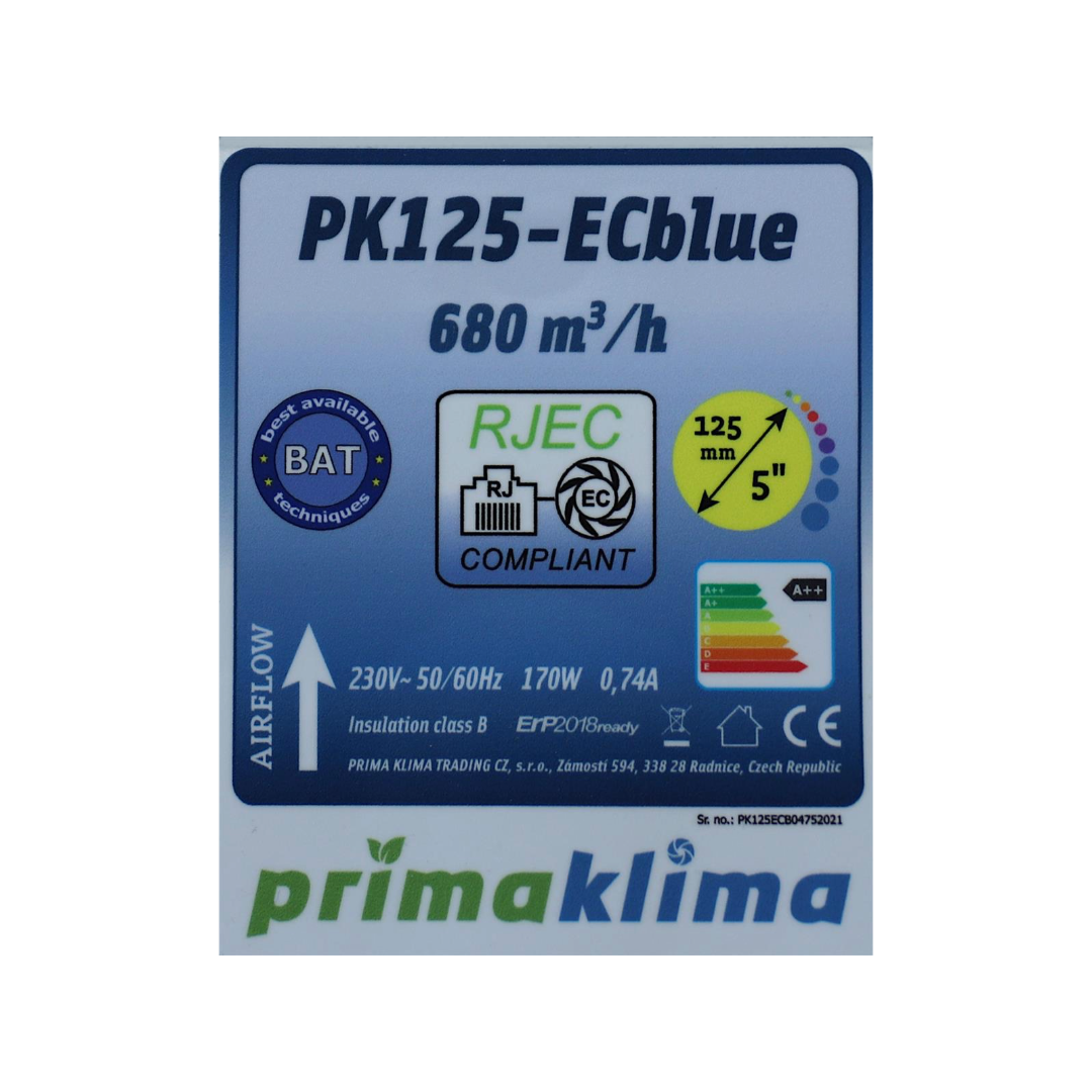 Nahaufnahme des technischen Aufklebers des Prima Klima PK125ECblue Ventilators mit 680 m³/h, inklusive RJ45-Anschluss und EC-Motor Spezifikationen.