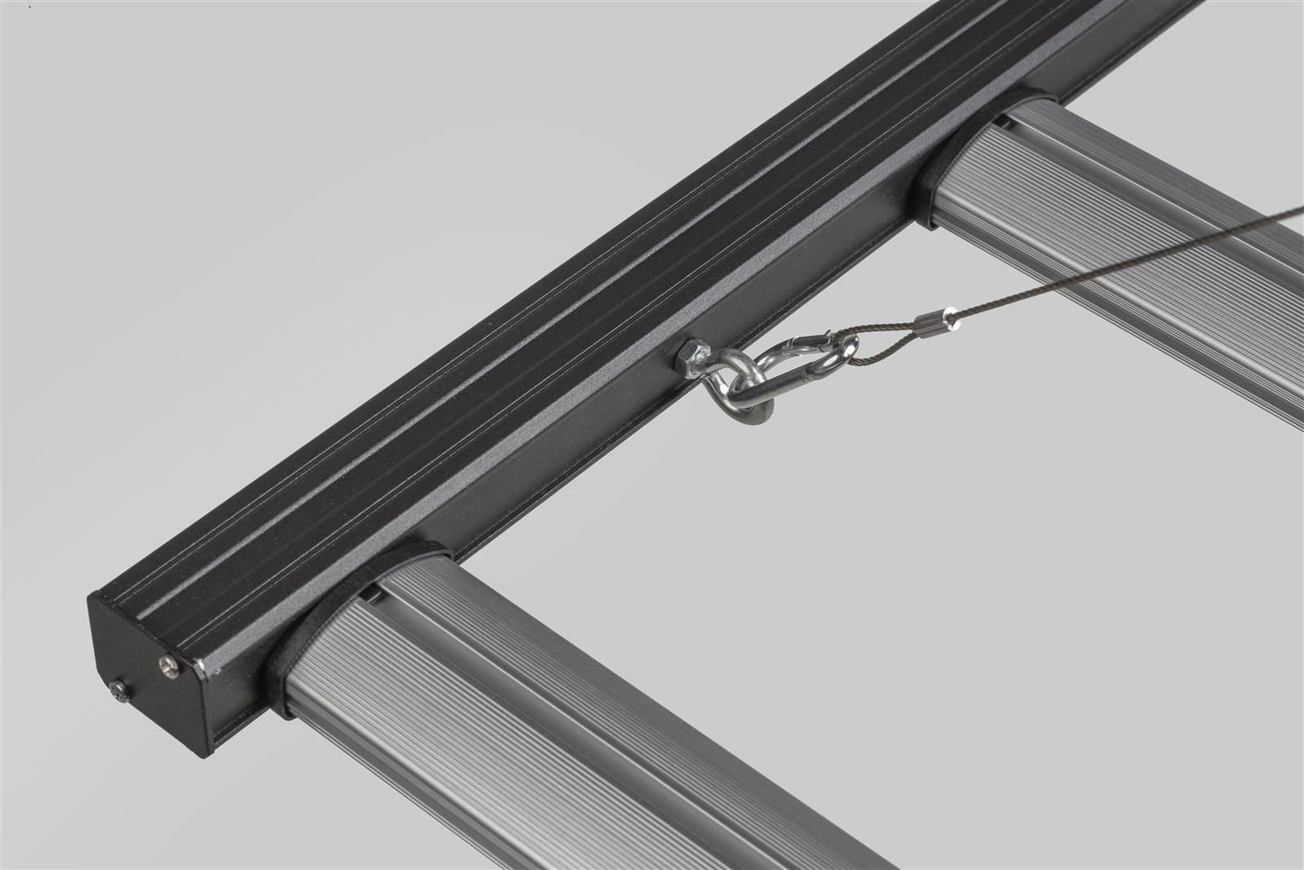 Detailaufnahme der stabilen Aufhängung der Fortis BYD 720W LED-Growlampe mit Stahlseil und Befestigungshaken für sicheres Indoor-Growing