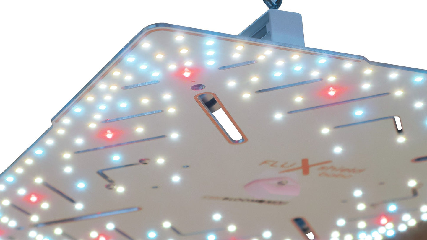 Nahaufnahme der Crescience Wingcommander 900 LED-Growlampe mit leistungsstarken Samsung und Osram LEDs für optimales Pflanzenwachstum.