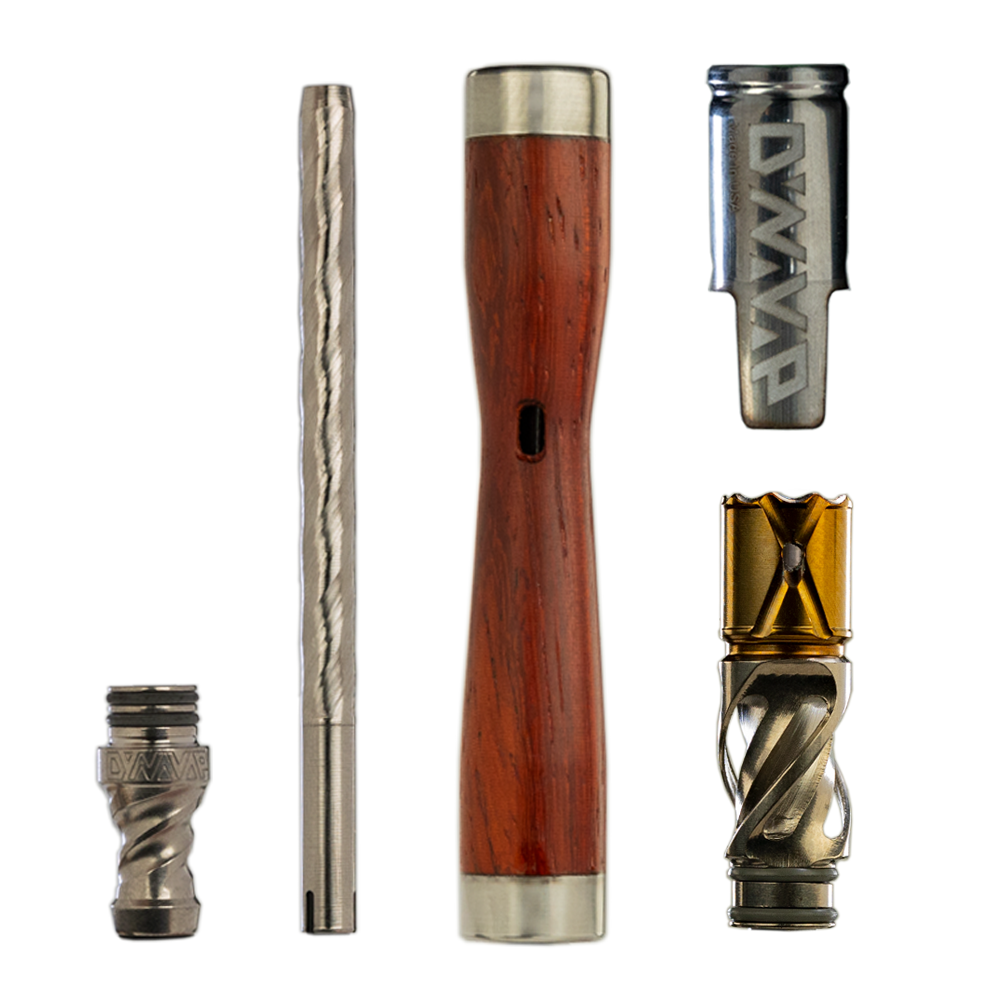 DynaVap The WoodWynd Vaporizer in Einzelteilen zerlegt, präsentiert die hochwertige Verarbeitung und die titanverstärkten Komponenten.