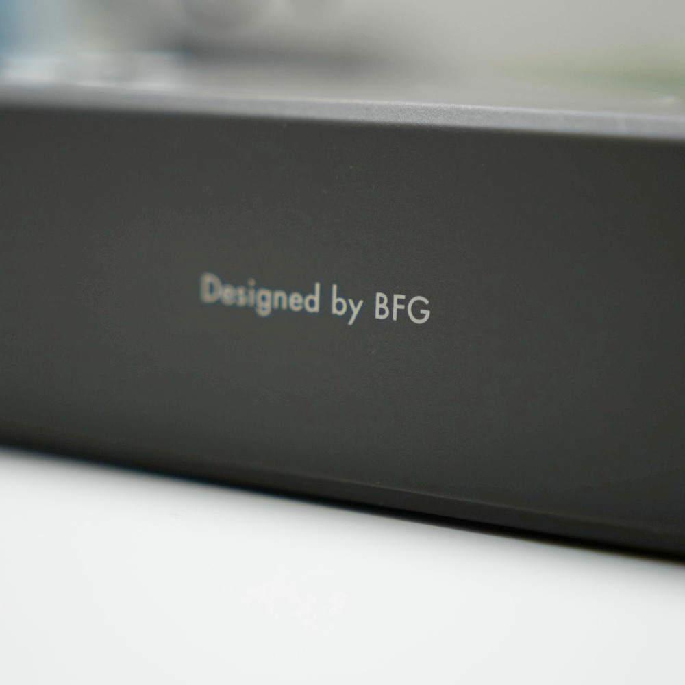 Seitenansicht des Battery-Free Ganz Flare V2 Induktionsheizers mit Aufdruck Designed by BFG auf dem Gehäuse