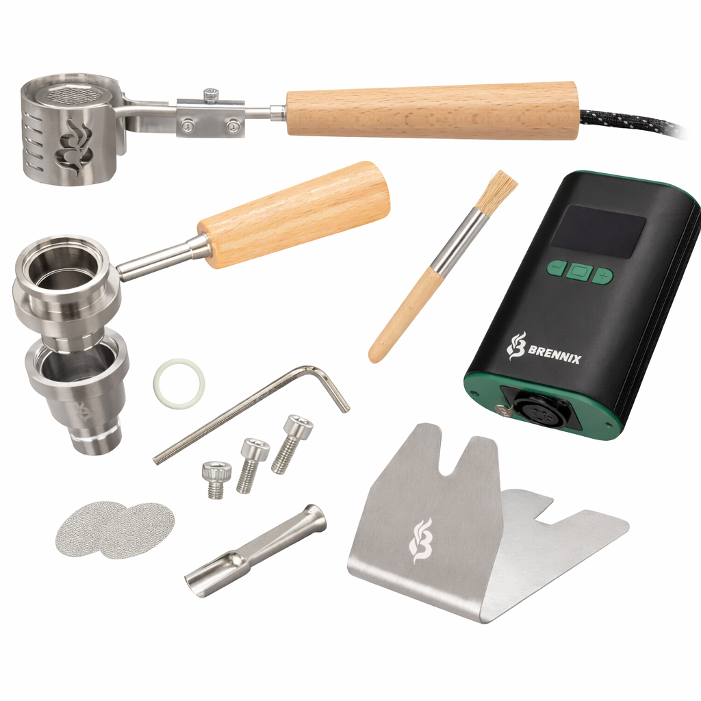 Brennix LiftOff Ball Vaporizer Komplettset mit PID-Controller, Titan-Heizeinheit, Kräuterkopf, Adapter, Bürste, Sieben und Standfuß auf weißem Hintergrund