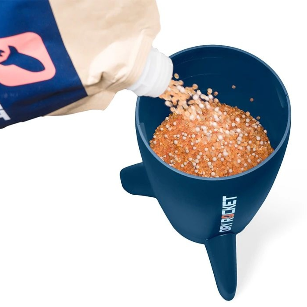 RocketFuel Granulat wird in den DryRocket Cannabis-Trockner eingefüllt – optimale Vorbereitung zum automatischen Trocknen im Homegrow.