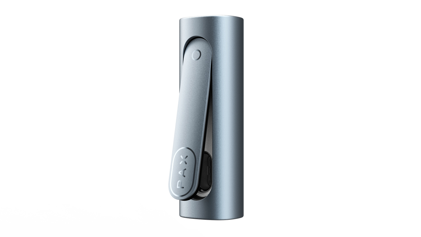 PAX Flow Blue Haze – kompaktes Premium-Design mit schwenkbarem Clip, Produktfoto in 3/4-Perspektive auf neutralem Hintergrund