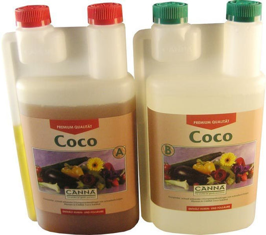 Zwei 1-Liter-Flaschen von Canna Coco A und B Düngemittel, nebeneinandergestellt auf weißem Hintergrund, für hydroponische Pflanzenzucht
