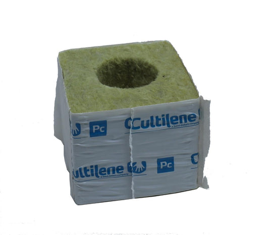 Cultilene Steinwollblock 7,5cm mit 2,5cm Loch, ideal für die Pflanzenanzucht, bietet gleichmäßige Wasseraufnahme und Nährstoffverteilung für optimales Wachstum.