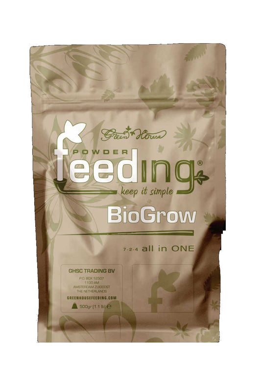 Organischer Pflanzendünger Greenhouse Powder-Feeding BioGrow in einer umweltfreundlichen Verpackung mit klarem Markenlogo und N-P-K-Kennzeichnung 7-2-4 für nachhaltigen Indoor Grow.