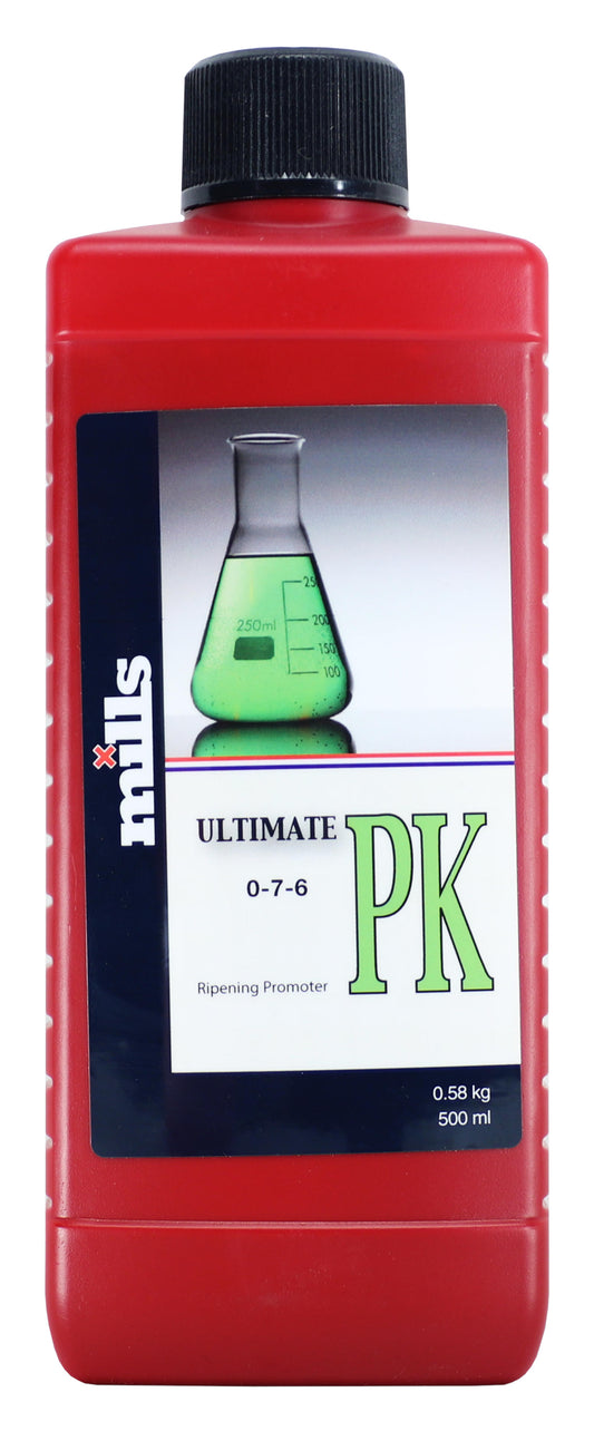 500ml Flasche von Mills Ultimate PK Reifeförderer mit einem klaren Erlenmeyerkolben auf dem Etikett, das Nährstoffverhältnis von 0-7-6 hervorhebend, in einer charakteristischen roten Verpackung.