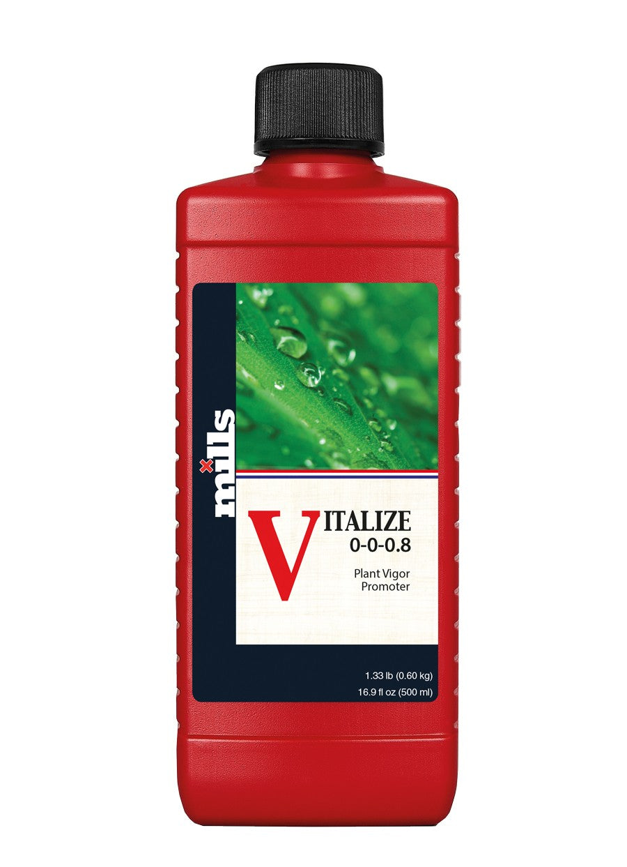 500ml Flasche Mills Vitalize, ein Konzentrat zur Förderung der Pflanzenvitalität mit der Nährstoffformel 0-0-0.8, präsentiert in einer auffallend roten Flasche mit einem Bild von Wassertropfen auf grünen Blättern, symbolisch für die Stärkung der Pflanzengesundheit.