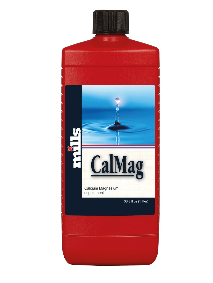 Liter-Flasche Mills CalMag, ein Kalzium-Magnesium-Ergänzungsmittel für Pflanzen, in einem auffälligen roten Behälter mit einem Bild eines Wassertropfens auf blauem Hintergrund, um die Feuchtigkeitsförderung hervorzuheben.