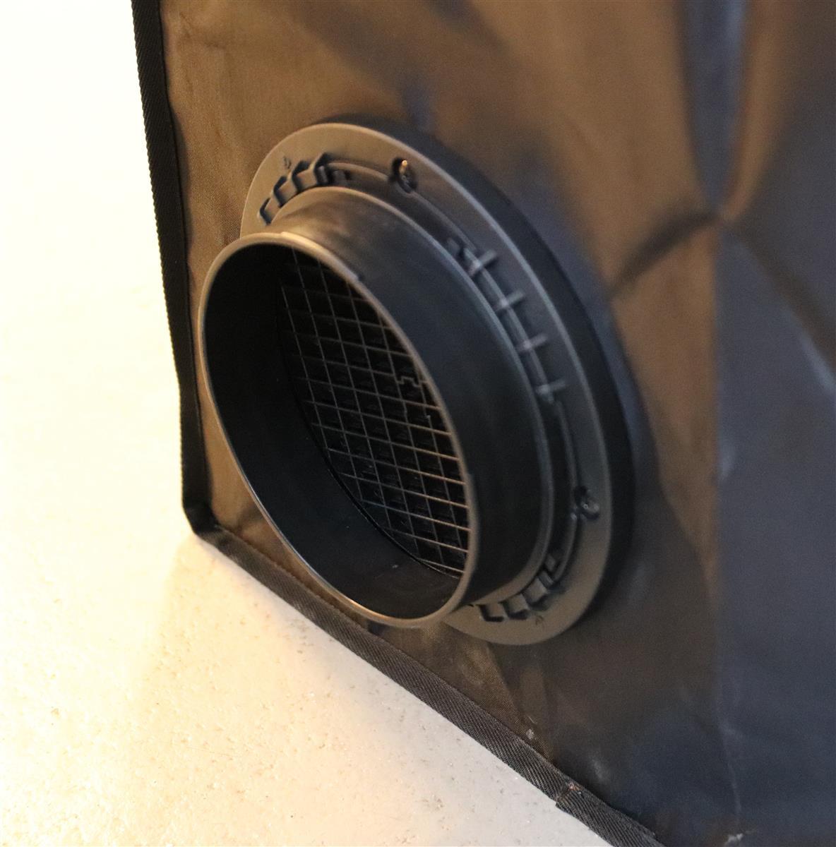 Externer Luftauslass mit Schutzgitter des Secret Jardin Dark Street 150W Rev.4 Growzelts, der eine sichere und effektive Luftführung gewährleistet.