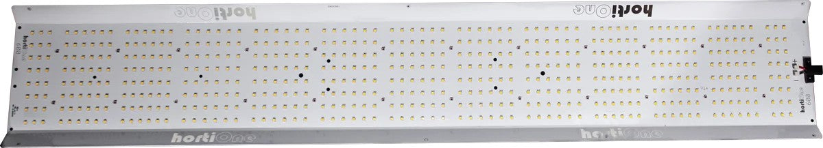 HortiONE 600 V3 LED-Panel, 220 Watt, demonstrierend die gleichmäßige Verteilung von Vollspektrum-LEDs für Indoor-Gartenbau.