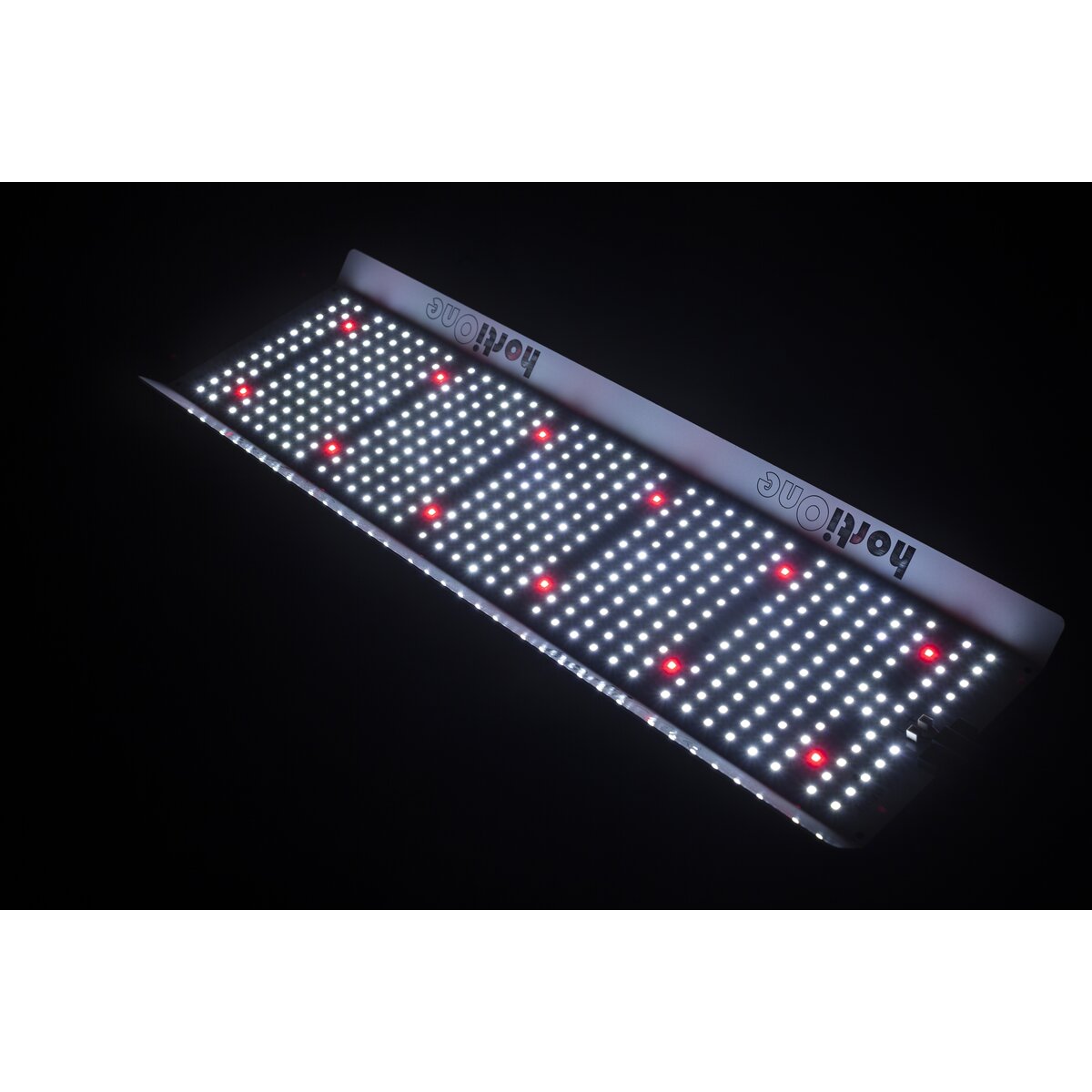 HortiONE 420 V3 LED-Leuchte beleuchtet, zeigt weiße und rote LEDs auf einem Panel.