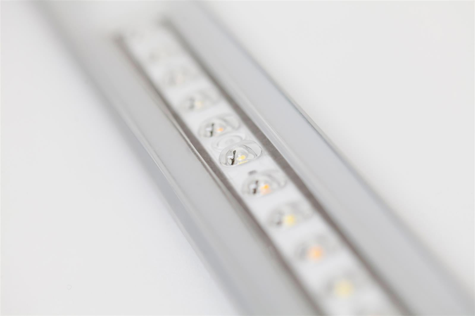 Detailansicht der LED-Module in einer Aluminium-Lichtleiste, Fokus auf LED-Linsen für spezialisierte Beleuchtungsanwendungen.