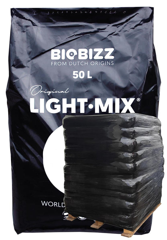 Sack BioBizz Light-Mix 50 L Substrat neben einer gestapelten und schwarz umwickelten Palette für den Gartenbau