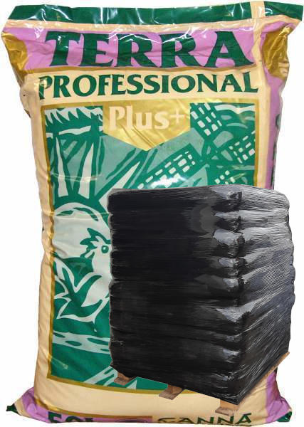 Sack Canna Terra Professional Plus Substrat neben einer gestapelten und schwarz umwickelten Palette für den Gartenbau