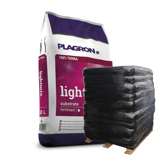 50-Liter-Beutel Plagron Lightmix Substrat neben einer Palette mit schwarz eingewickelten Zuchtprodukten für Pflanzen