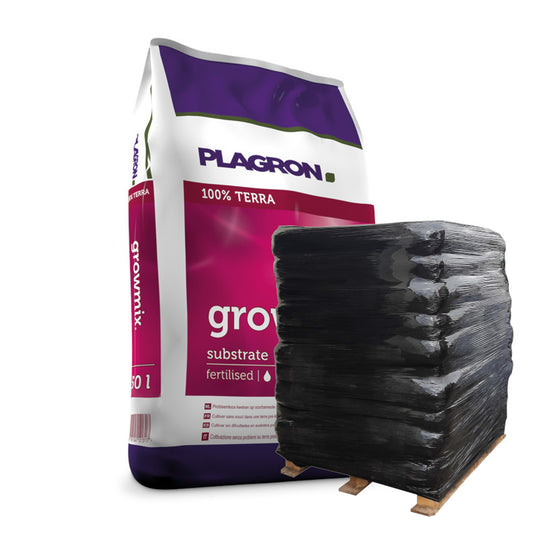 50-Liter-Beutel Plagron Growmix Substrat neben einer Palette mit schwarz verpackten Pflanzenzuchtprodukten