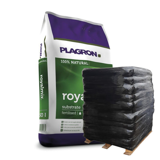 50-Liter-Beutel Plagron Royalmix Substrat, 100% natürlicher vorgedüngter Boden, neben einer Palette mit schwarz verpackten Gartenprodukten