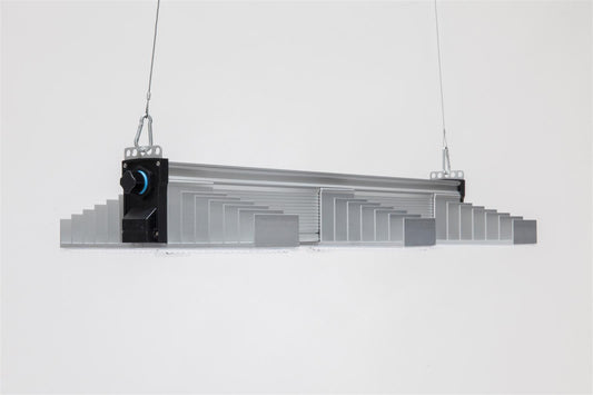 SANlight EVO 3-100 Indoor-LED-Pflanzenlicht von der Seite, ausgeschaltet, illustriert die robuste Bauweise und modulare Erweiterbarkeit.