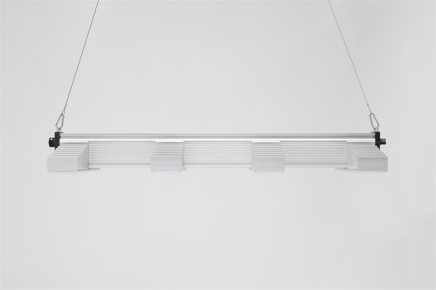 SANlight EVO 4-100 LED-Pflanzenleuchte hängend, ausgeschaltet, zeigt das elegante Design für eine optimierte Pflanzenbeleuchtung.