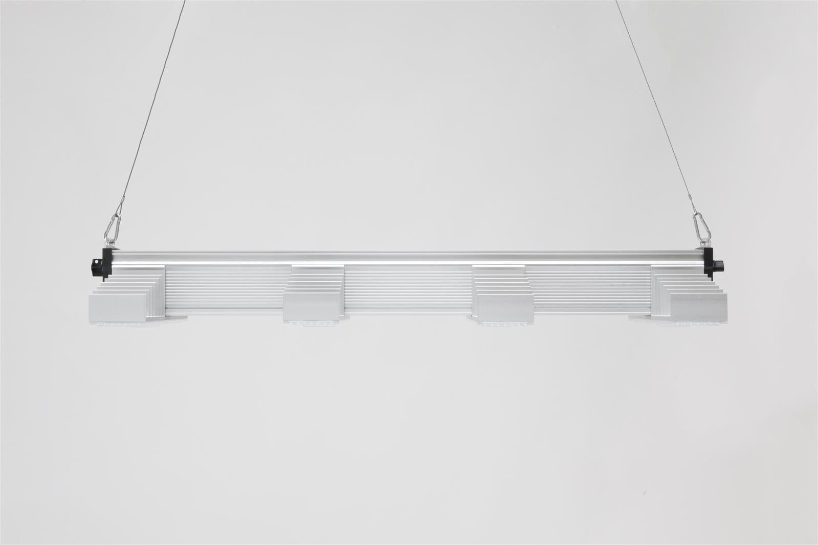 SANlight EVO 4-100 LED-Pflanzenleuchte hängend, ausgeschaltet, zeigt das elegante Design für eine optimierte Pflanzenbeleuchtung.