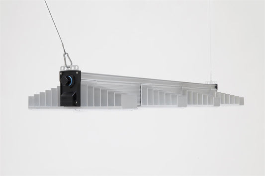 Frontalansicht der ausgeschalteten SANlight EVO 4-120 LED-Wachstumslampe, demonstriert die modulare Beleuchtungstechnologie.