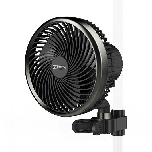 AC Infinity CLOUDRAY S6 Clip-Ventilator montiert an einer Zeltstange – ideal für Umluft im Growzelt, mit automatischer Oszillation und leisem EC-Motor