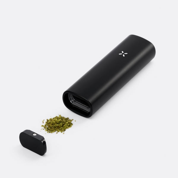 Nahaufnahme eines PAX PLUS Vaporizers mit einigen Blüten darin.