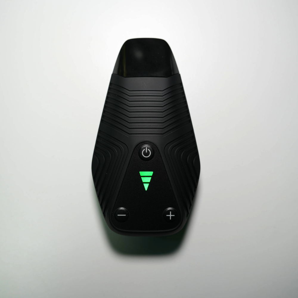 Vorderseite des Cuboo Fazer Vaporizers mit Power-Button und LED-Anzeige für Temperaturstufen, optimiert für einsteigerfreundliche Nutzung.