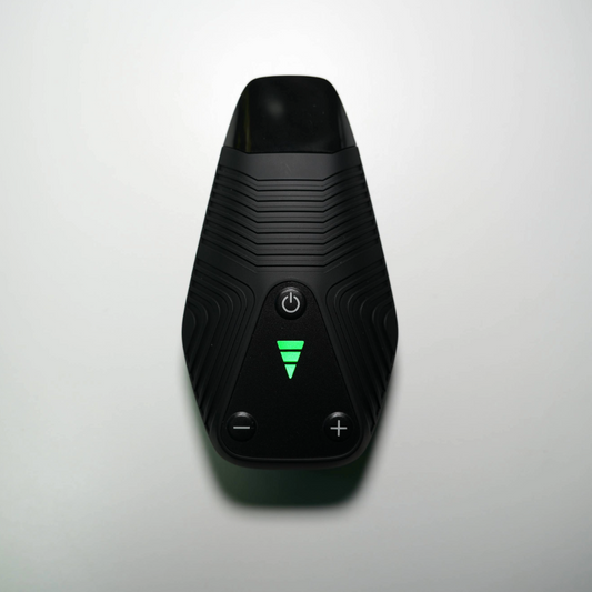 Vorderseite des Cuboo Fazer Vaporizers mit Power-Button und LED-Anzeige für Temperaturstufen, optimiert für einsteigerfreundliche Nutzung.