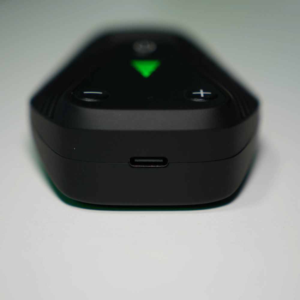 Unterseite des Cuboo Fazer Vaporizers mit USB-C-Anschluss für schnelles und einfaches Laden, ideal für unterwegs.