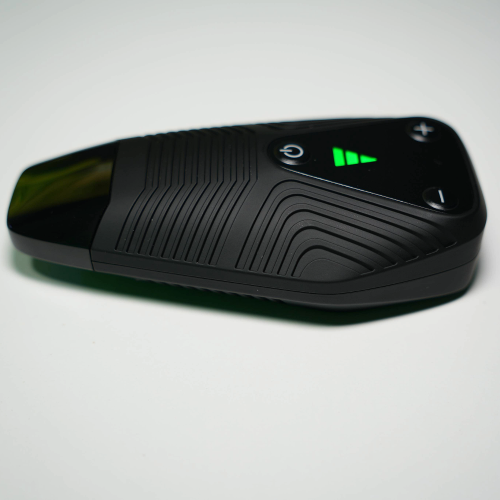 Seitliche Ansicht des Cuboo Fazer Vaporizers mit ergonomischem Design und strukturiertem Gehäuse für komfortable Handhabung.