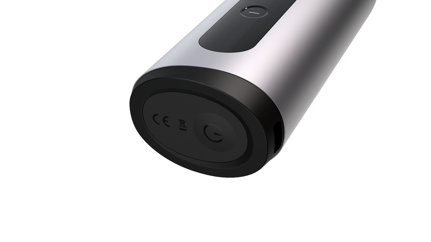 Auxo Celsius Vaporizer von unten betrachtet, zeigt CE-Kennzeichnung und Ladekapazität, mit robustem Aluminiumgehäuse und modernem Design.