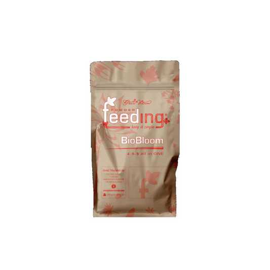 Green House Powder Feeding BioBloom 4-9-9 Blütedünger in 125g Verpackung. 100% biologischer Dünger für die Blütephase, verbessert Nährstoffaufnahme und Blütenbildung. Ideal für Erde und Kokossubstrat, erhältlich in verschiedenen Größen. Produktbild der Verpackung.