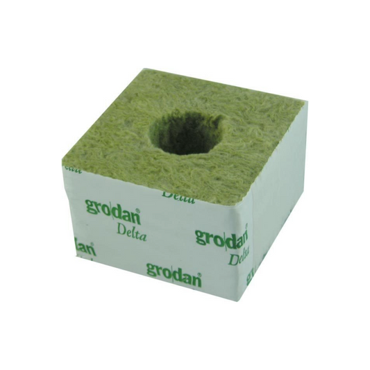 Grodan Delta Steinwollblock 10cm mit 4cm Zentralloch, konzipiert für optimale Pflanzenanzucht, gewährleistet einheitliche Wasser- und Nährstoffverteilung.
