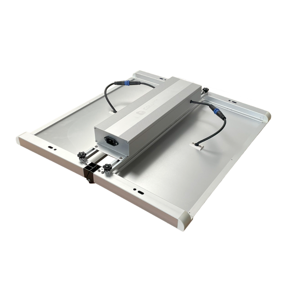 Rückseite der Caluma LED Force 320W mit hochwertigem Aluminiumrahmen, passiver Kühlung und optimierter Kabelverbindung für energieeffizientes Indoor-Growing.