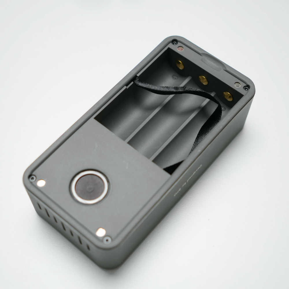 Geöffnetes Batteriefach des Battery-Free Ganz Flare V2 mit Platz für drei 18650 Akkus und Entnahmeschlaufe