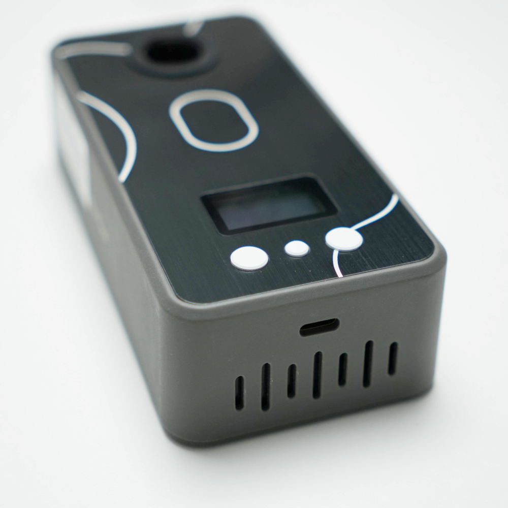 Frontansicht des Battery-Free Ganz Flare V2 Induktionsheizers mit Lüftungsschlitzen und USB-C-Anschluss