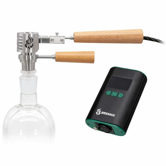 Brennix LiftOff Ball Vaporizer am Wasserfilter mit Titan-Kopf, Holzgriffen und PID-Controller auf weißem Hintergrund