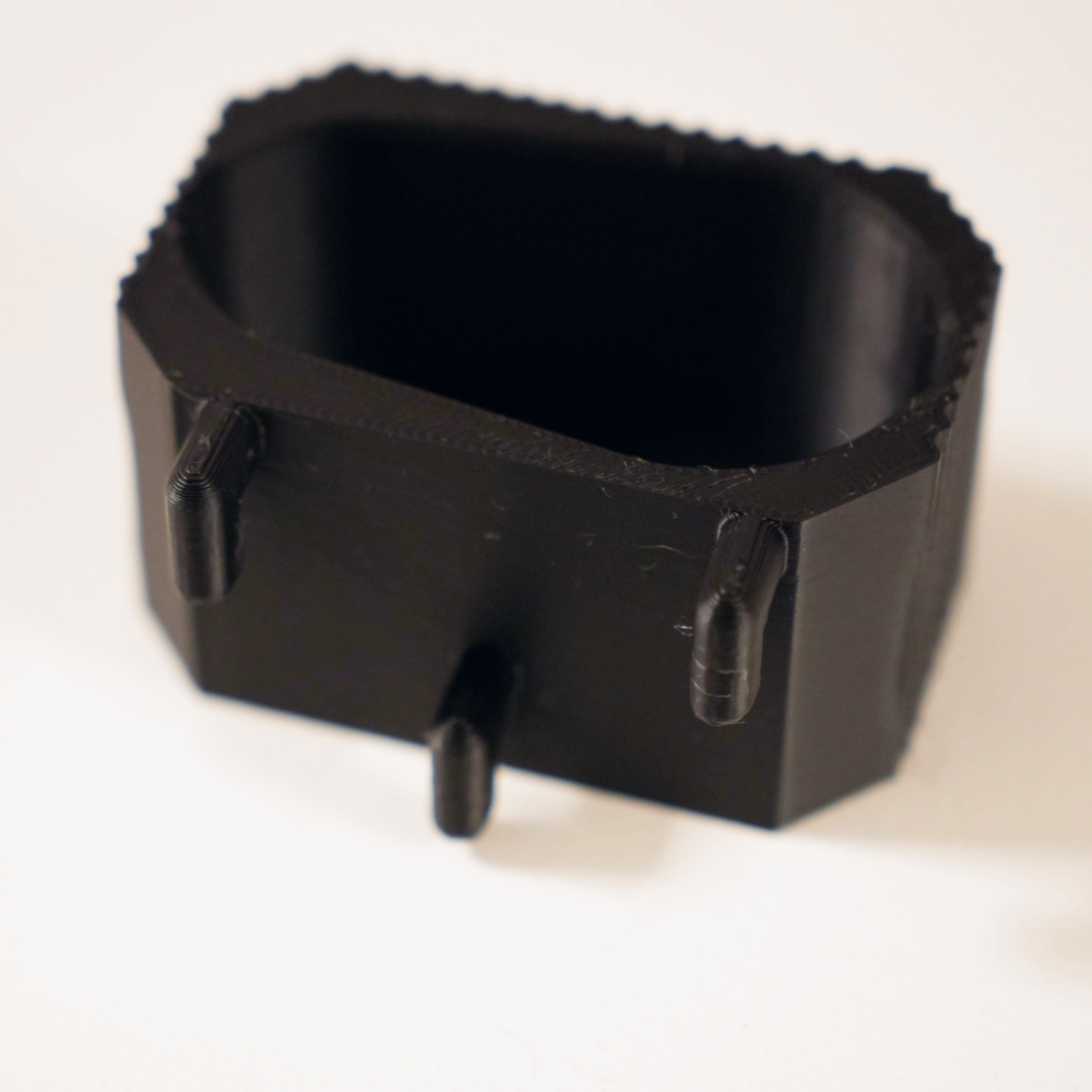 Detail der Crafty+ SKÅDIS Halterung – Befestigungsnoppen für festen Sitz am Pegboard