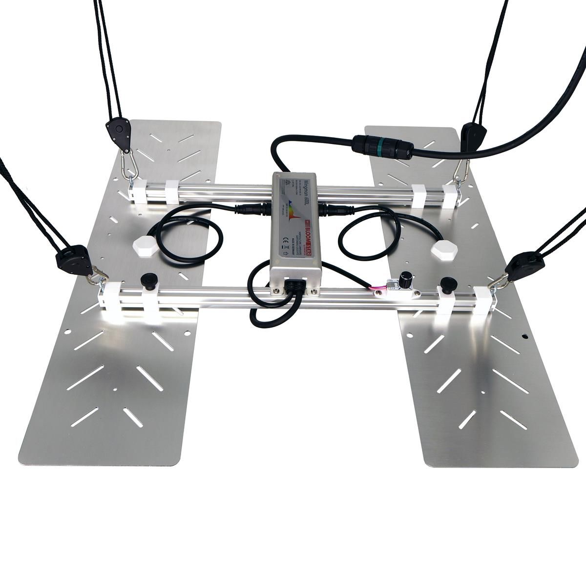 Rückansicht der Crescience Wingman 600L LED Growlampe mit Aufhängung, Rahmen und Kabelmanagement