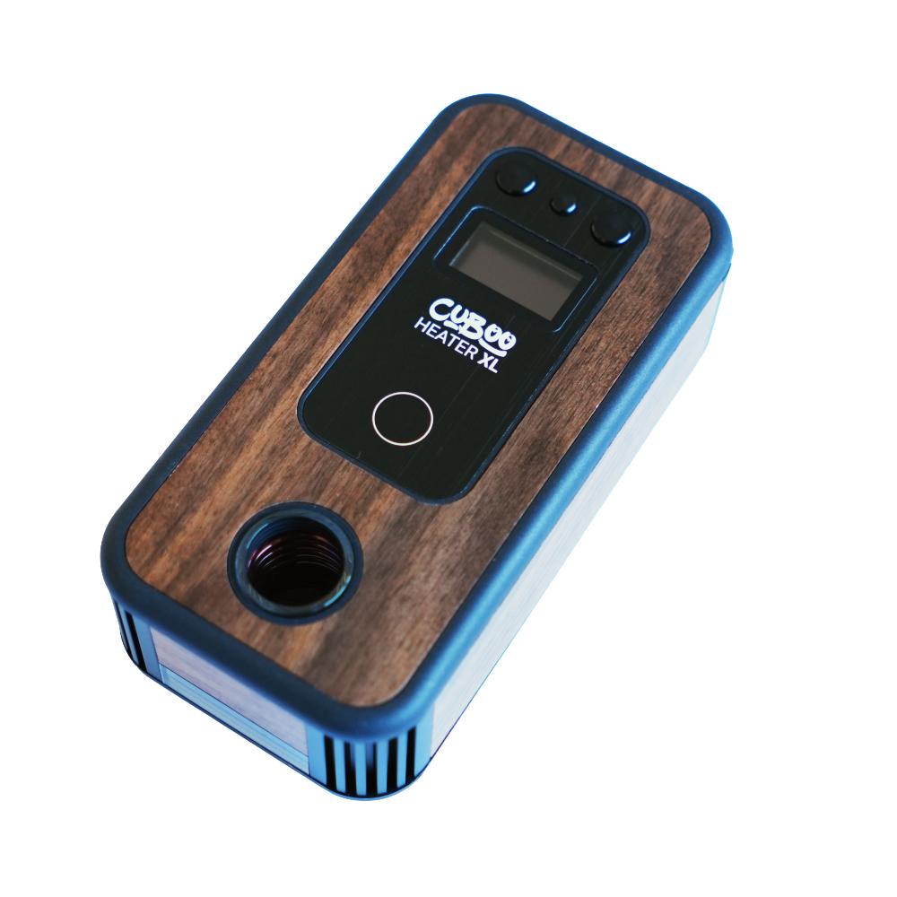 Schrägansicht des Cuboo Heater XL Induktionsheizers mit Holzoptik, Display und Heizöffnung