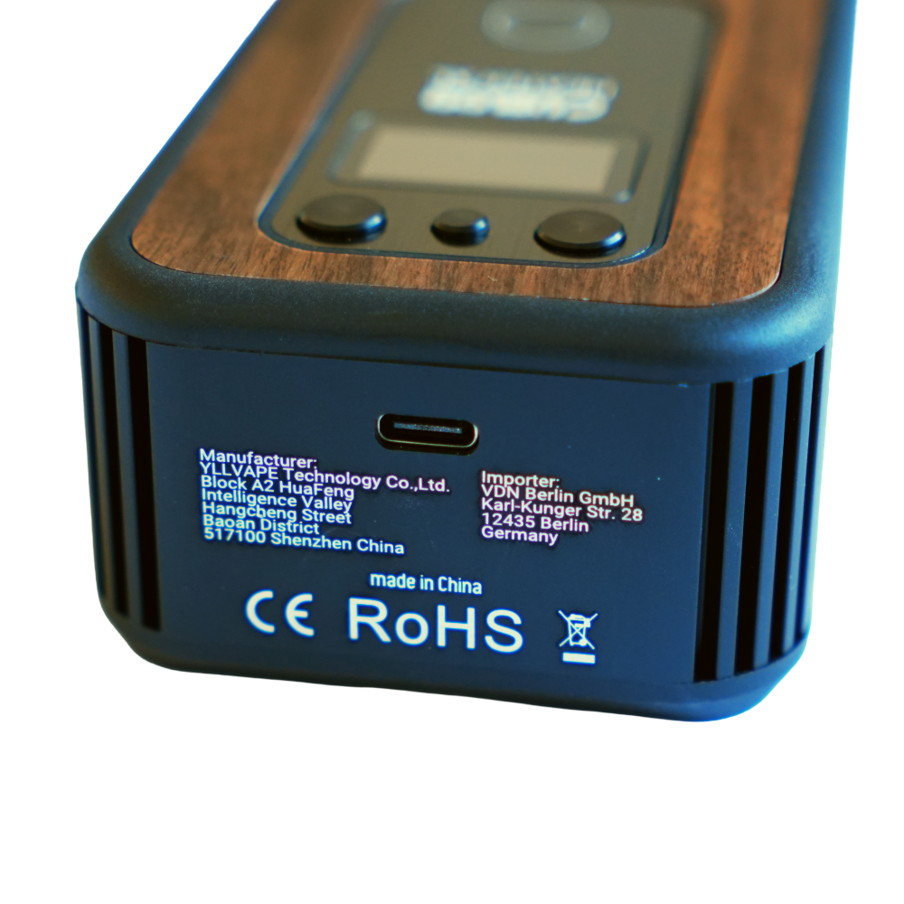 Rückseite des Cuboo Heater XL mit USB-C Anschluss sowie Hersteller- und Importeurangaben