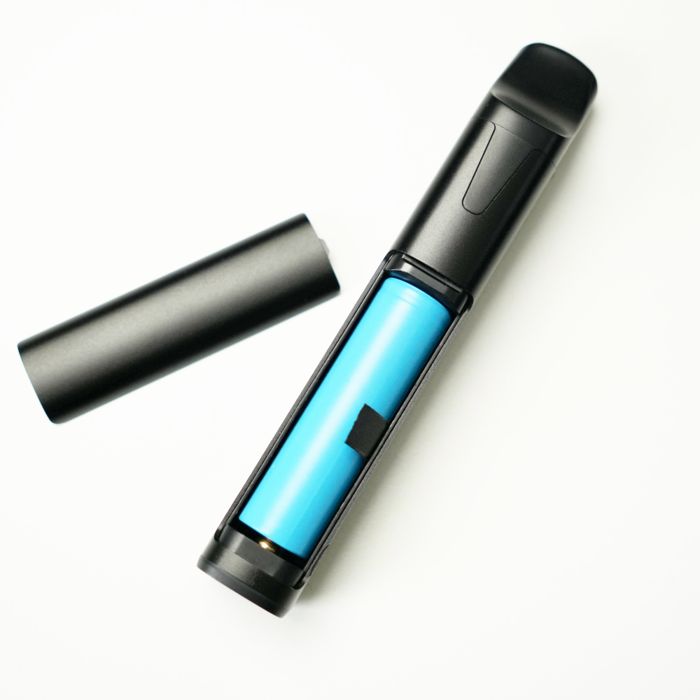 Geoeffnetes Akkufach des Cuboo Stick mit 18650-Wechselakku – flexibel unterwegs, schnell einsatzbereit