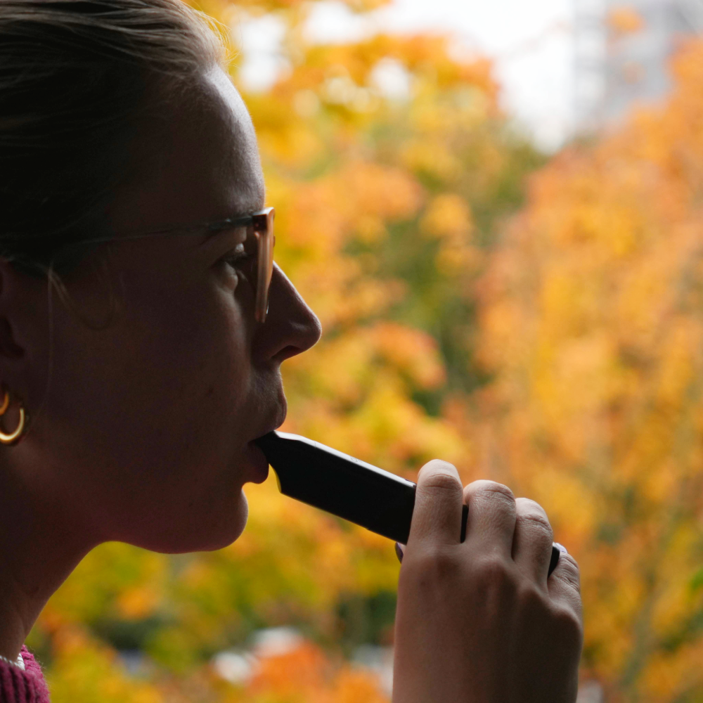 Person nutzt den Cuboo Stick Kräuterverdampfer im Freien – ergonomisches Mundstück, mobiler Konvektions-Vaporizer für On-Demand und Session Züge