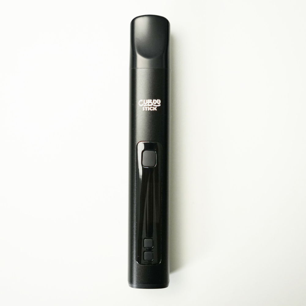 Cuboo Stick in der Frontansicht – schlanker Konvektions-Vaporizer mit drei Tasten und grossem Display