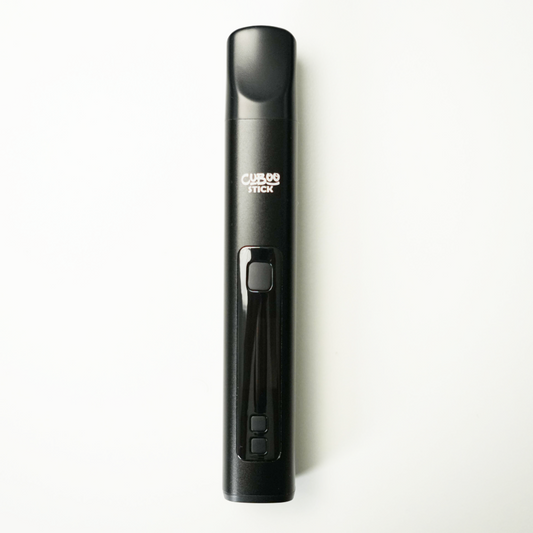 Cuboo Stick in der Frontansicht – schlanker Konvektions-Vaporizer mit drei Tasten und grossem Display